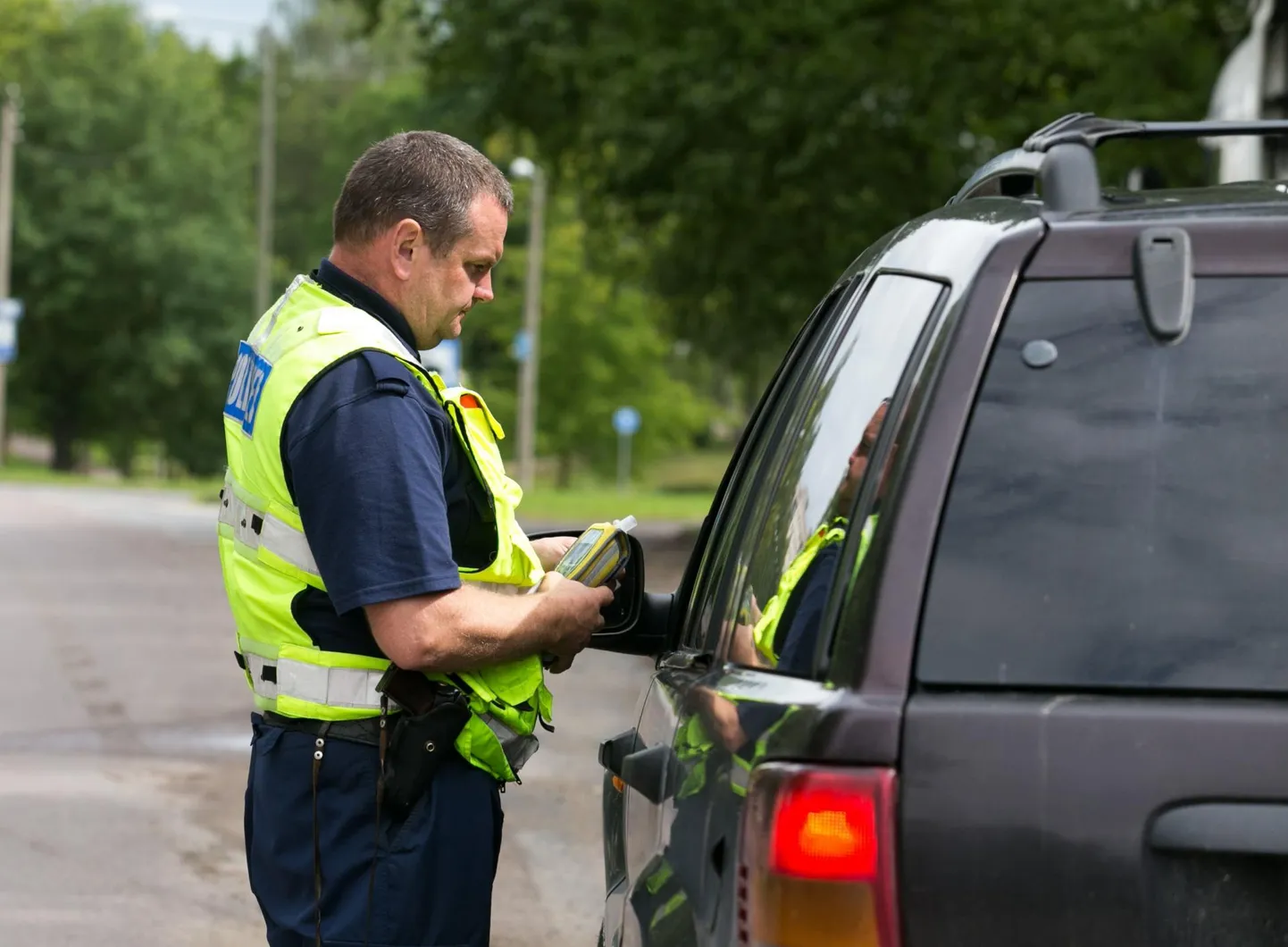 Jaaniajal on teedel näha tavalisest enam politseinikke.