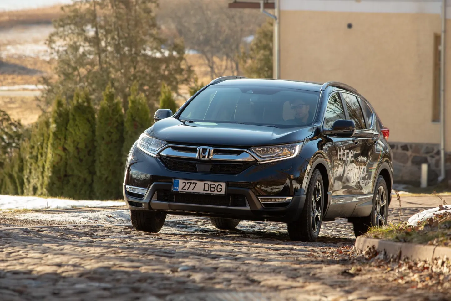 Hübriidsel Honda CR-V-l kulub linnaoludes kütust vähem kui maanteel ning pealegi suudab see tasastel kiirustel hiirvaikselt veereda. Valjem linnulaul kostab siis kenasti sõitjateni.