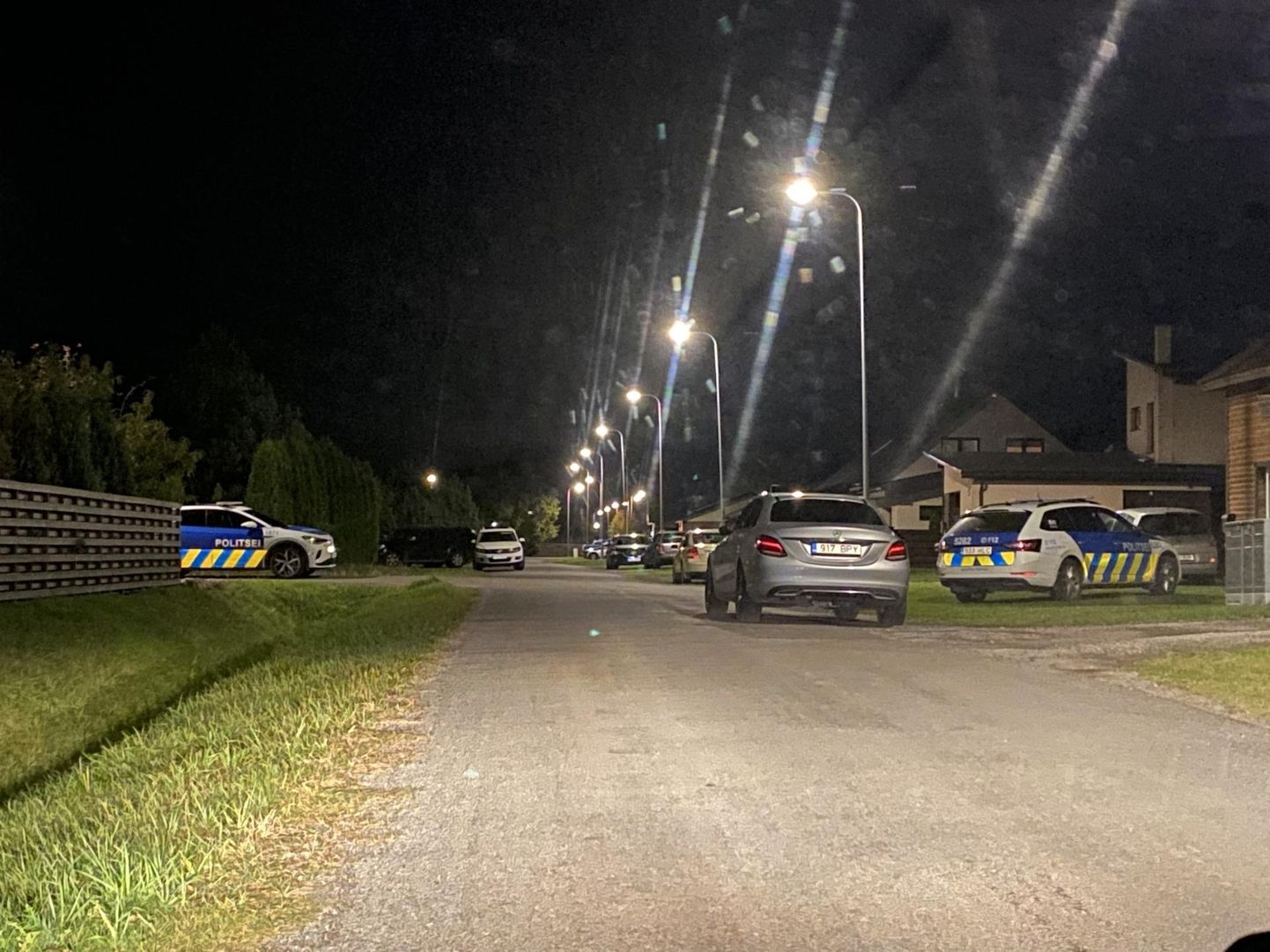Paar tundi pärast noarünnakut oli Tammistes Kummeli tänaval vaikne, sündmuspaigal askeldas paar patrulli.