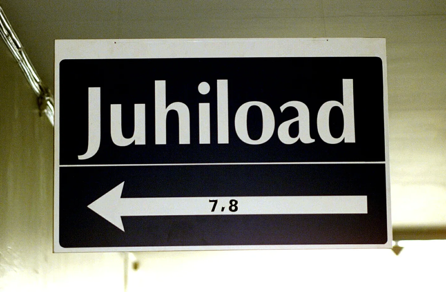 TRT01: JUHILUBADE VAHETUS : TARTU, EESTI, 05JUL01 -  
Eesti Riikliku Autoregistrikeskuse Tartu büroos on tekkinud pikad järjekorrad inimestest, kes peavad oma vanad juhiload vahetama uute vastu.
Pildil juhilubade vahetusse suunav silt ARK Tartu büroos.
om/Foto OVE MAIDLA POSTIMEES