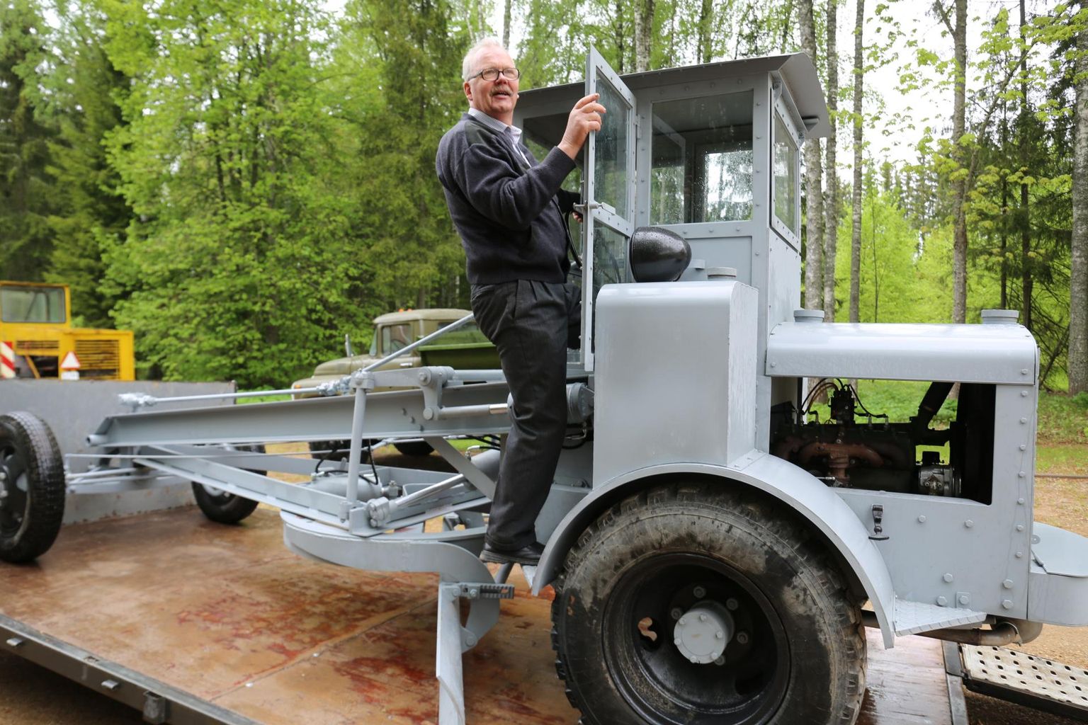 Silver Maidla lõi endaehitatud teehöövlile teisipäeval Maanteemuuseumis hääled sisse ja sõidutas selle masinate halli. FOTO: Arved Breidaks