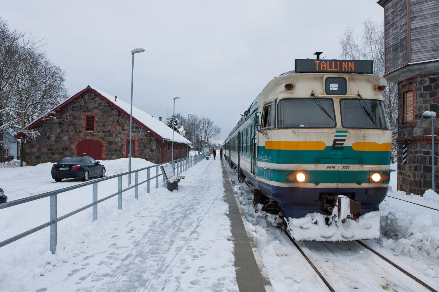 Esmaspäevast alates on Viljandi—Tallinn  kiirrongi koosseisus taas üks esimese klassi vagun.