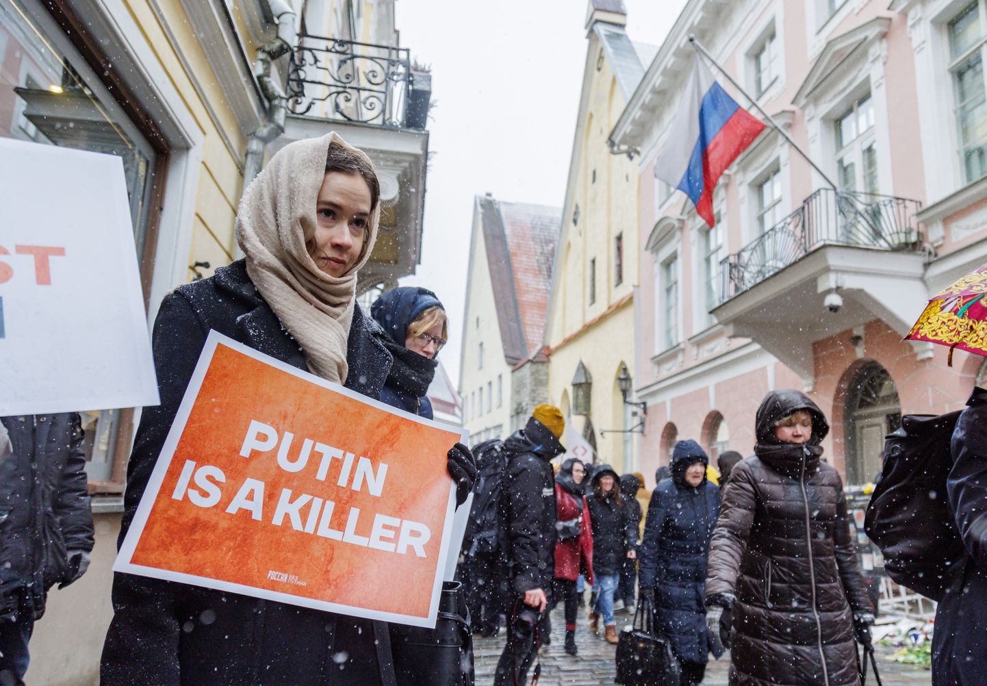 Putini-vastane meeleavaldus pühapäeval Vene saatkonna ees.