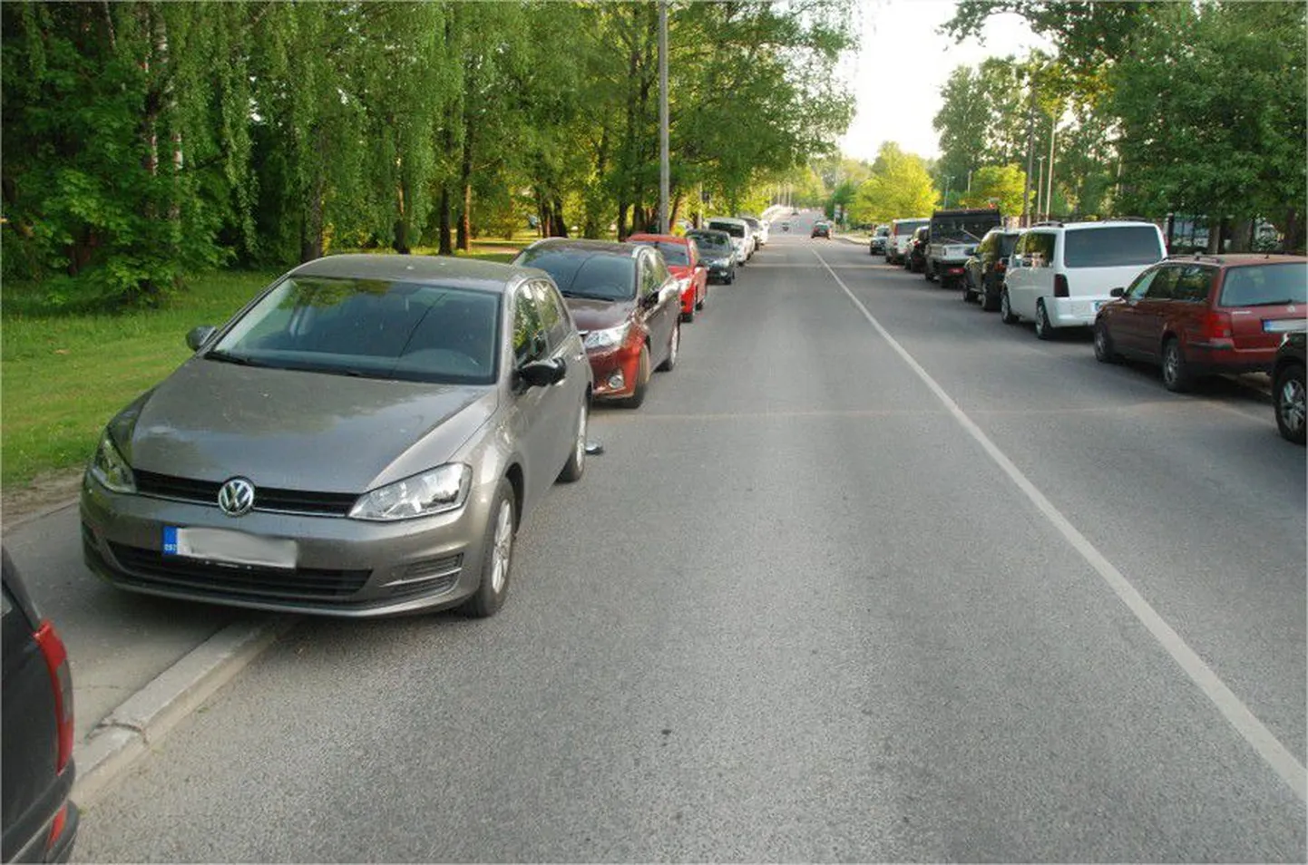 Politsei otsib Tartus mitme auto peeglid maha sõitnud juhti.