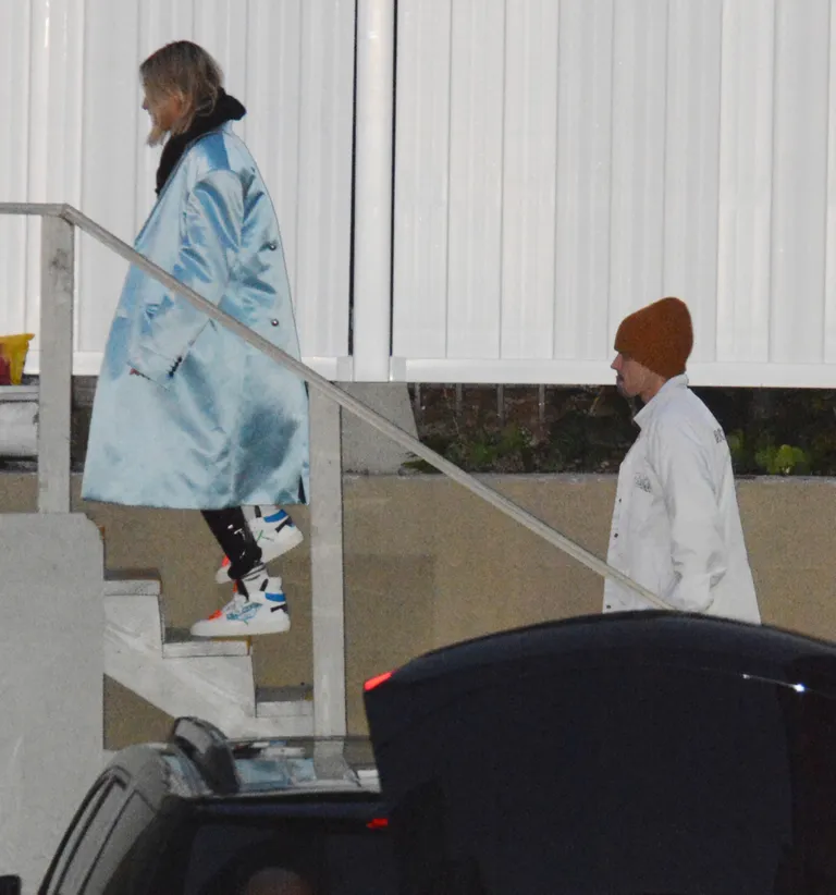 Laulja Justin Bieber hiilis koos abikaasaga jumalateenistusele