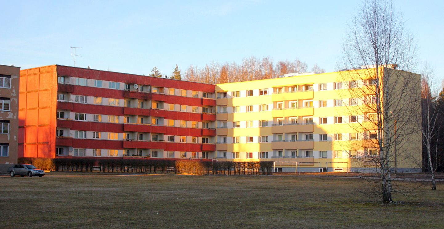 Ühena esimestest saab Tõrva Riiska linnaosas kaugkütte baasil soojendatud vee Ehitaja 9 kortermaja (paremal).