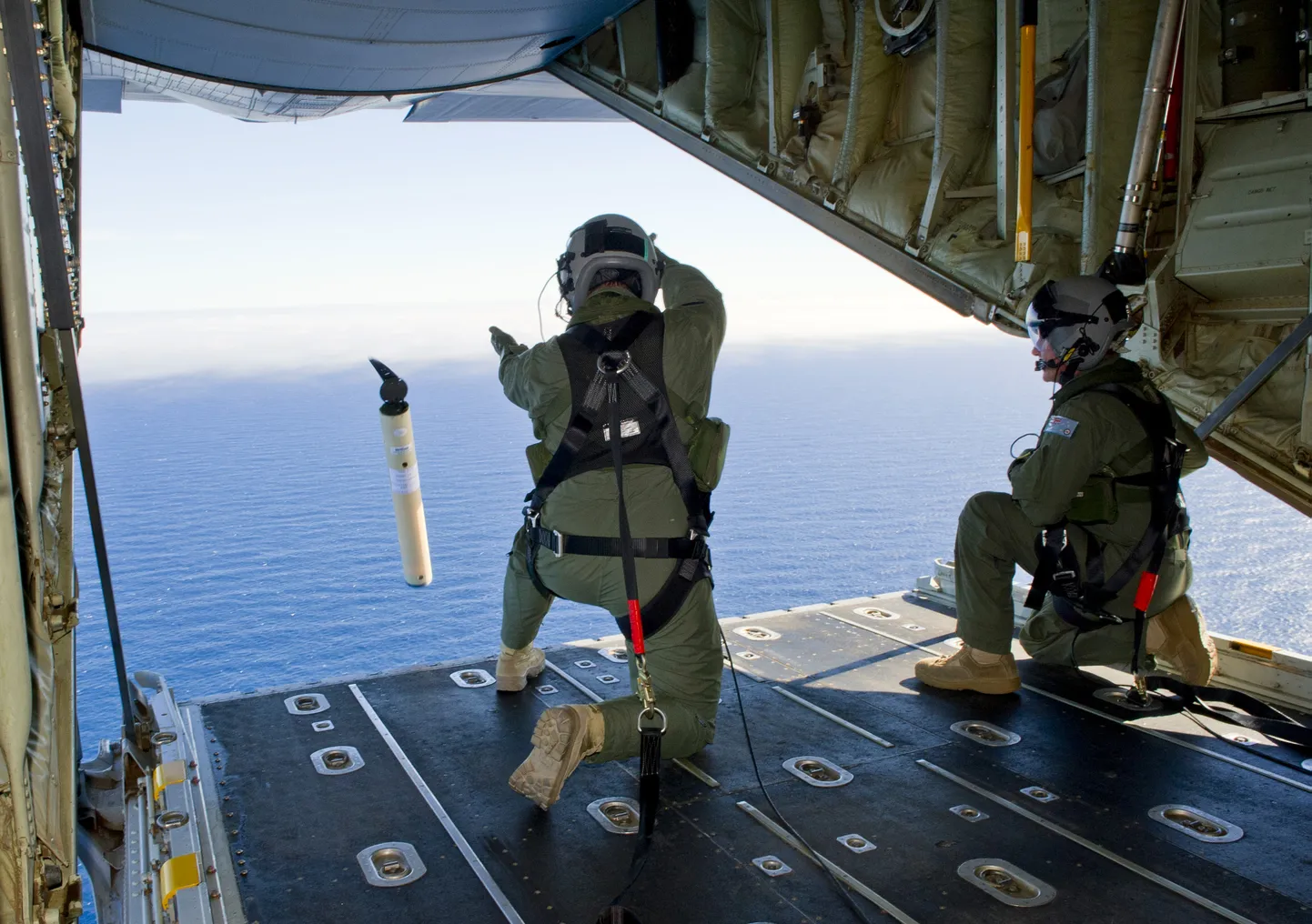 Austraalia õhujõudude C-130J Hercules transpordilennuk avatud tagaluugiga. Pilt on illustreeriv