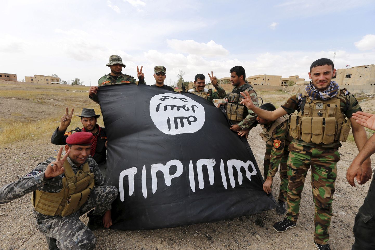 Iraagi sõdurid Tikritis maha võetud Islamiriigi lipuga