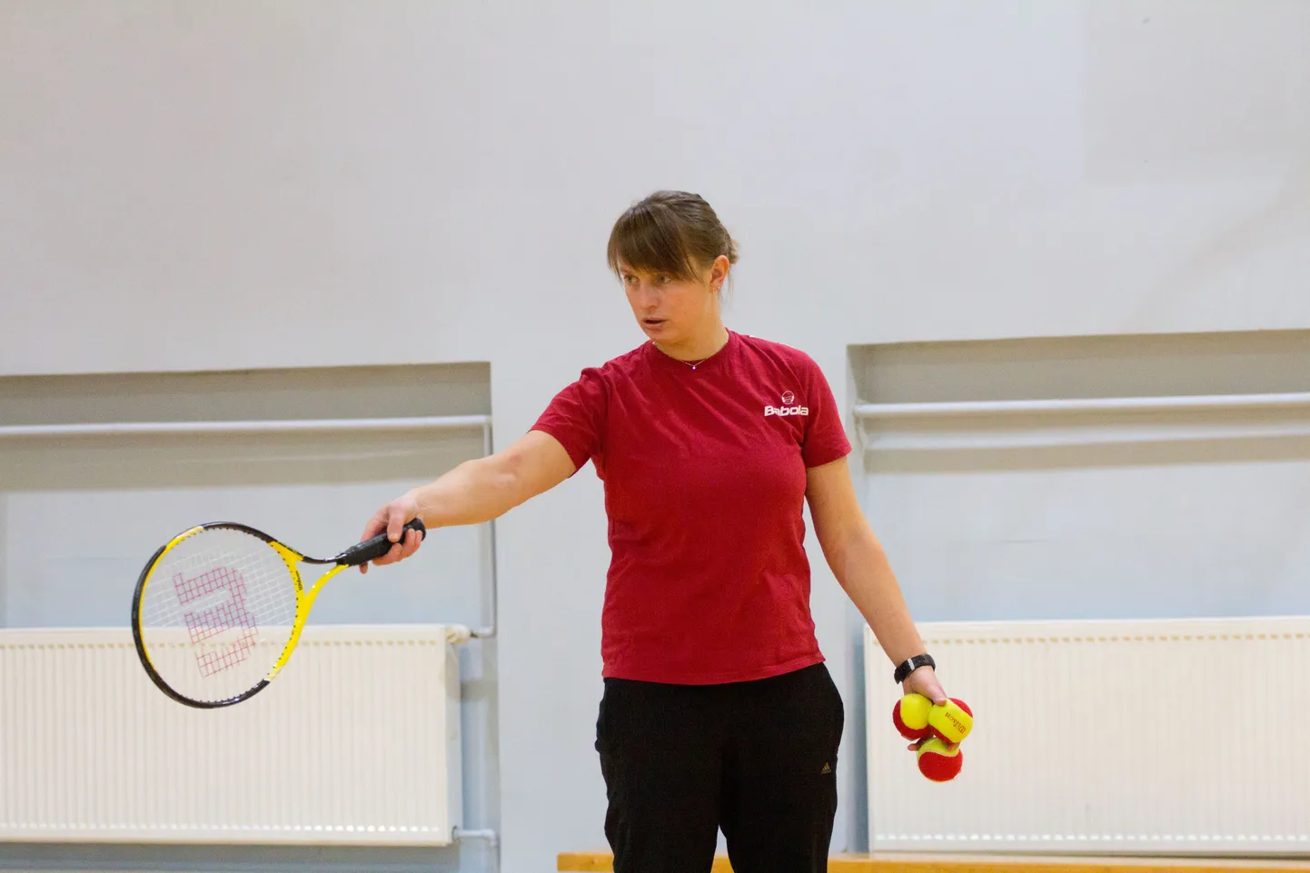 Tennisetreener Maret Ani tööhoos.