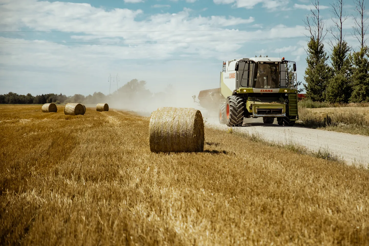 Lõpe Agro viljavõtt. Kombainer Tjorven Veepalu. Lõpe küla, Lääneranna vald. Kombain, vili, suvi, põld, põhupall, nisu