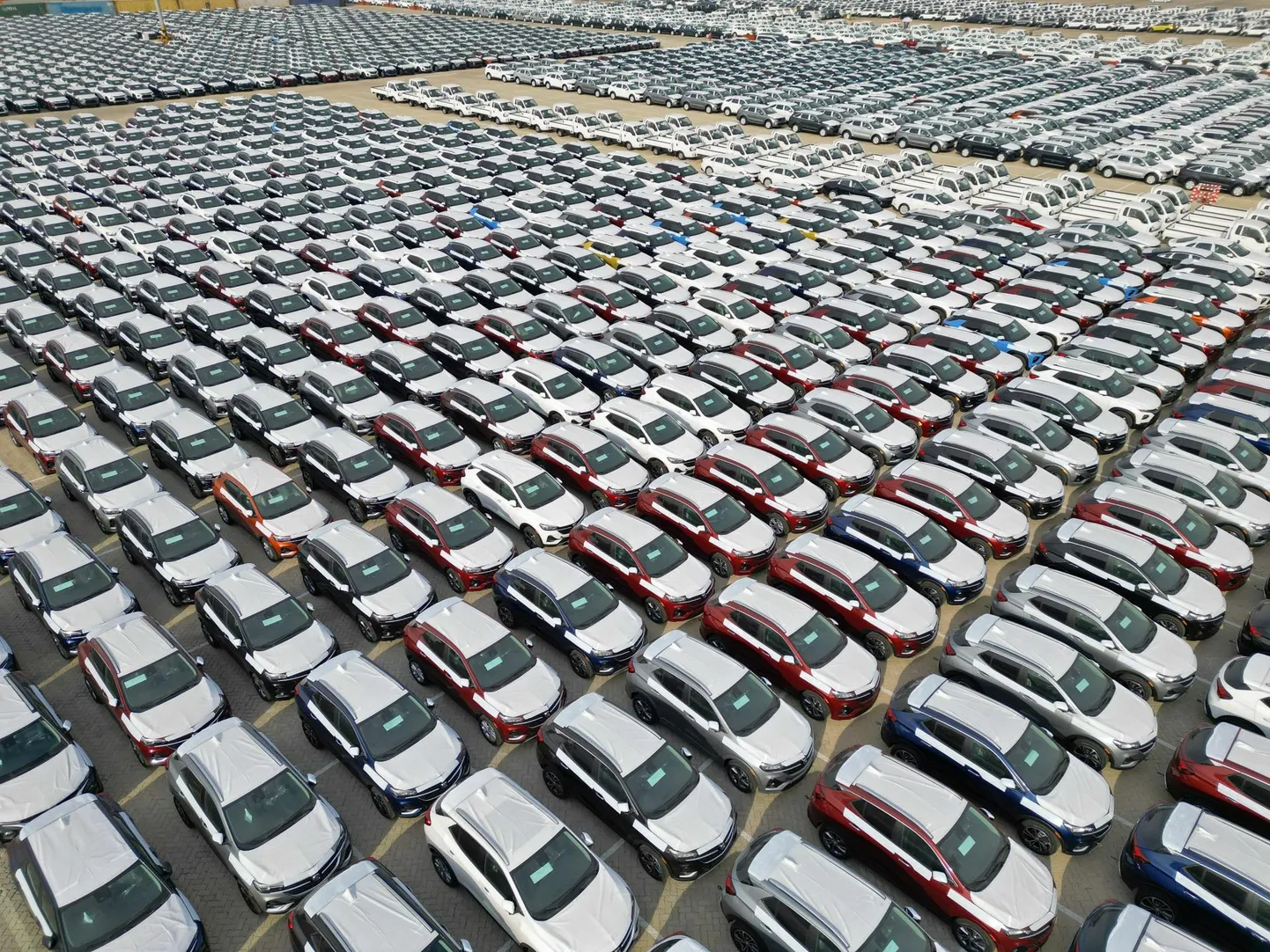 Janu aina uute kaupade ja teenuste järele viib kollapsini, hoiatavad skeptikud. Hiinas valmistatud autod ootavad eksportimist Yantai sadamas, Shandongi provintsis Hiinas.