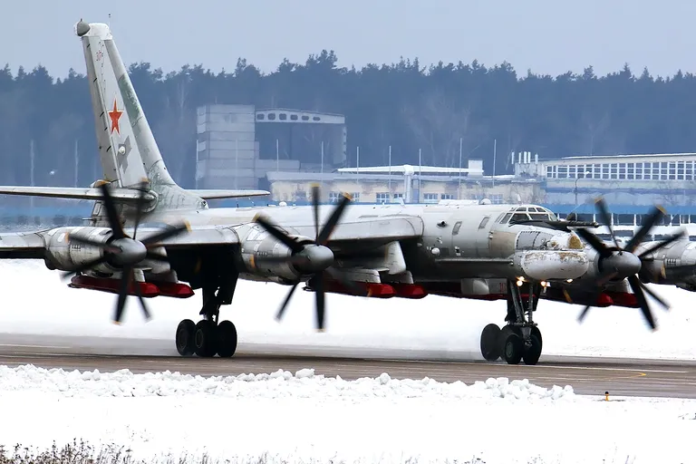 Raketid KH-101 ligi kümme aastat tagasi strateegilise pommitaja Tu-95MS tiibade all.