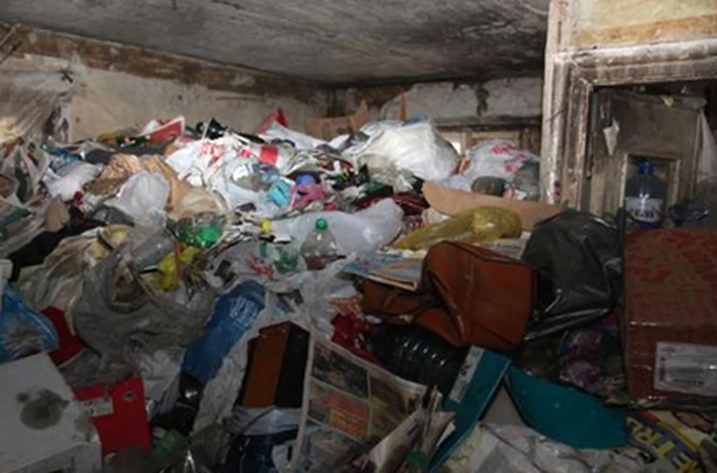 Груда мусора в квартире, где обнаружена страшная находка.