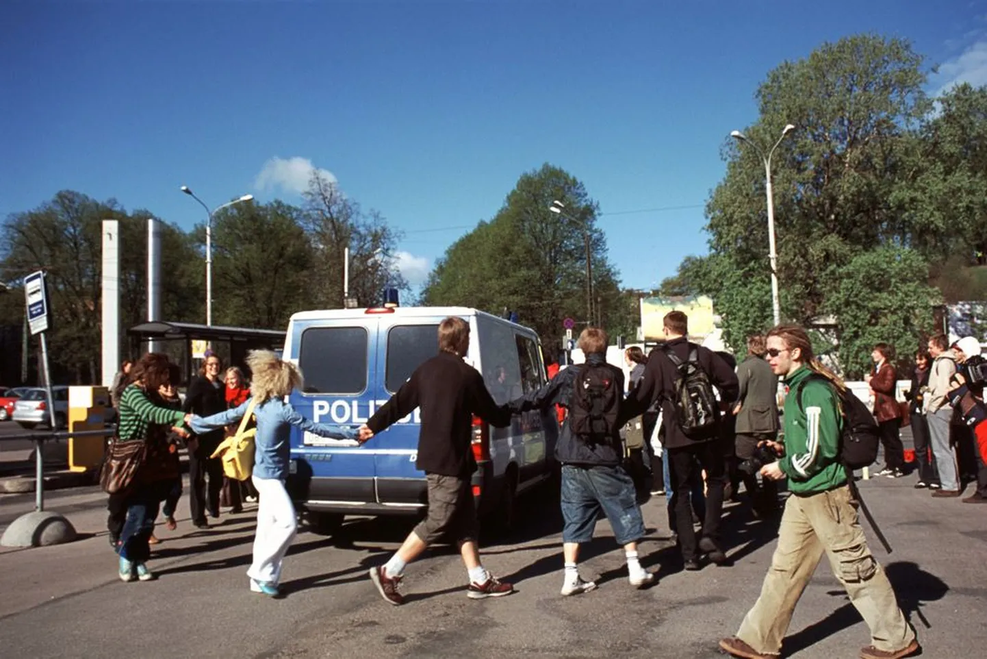 Kes aias, kes aias: Uue Maailma seltsi aktivistid protesteerivad Vabaduse platsi parklastumise vastu.