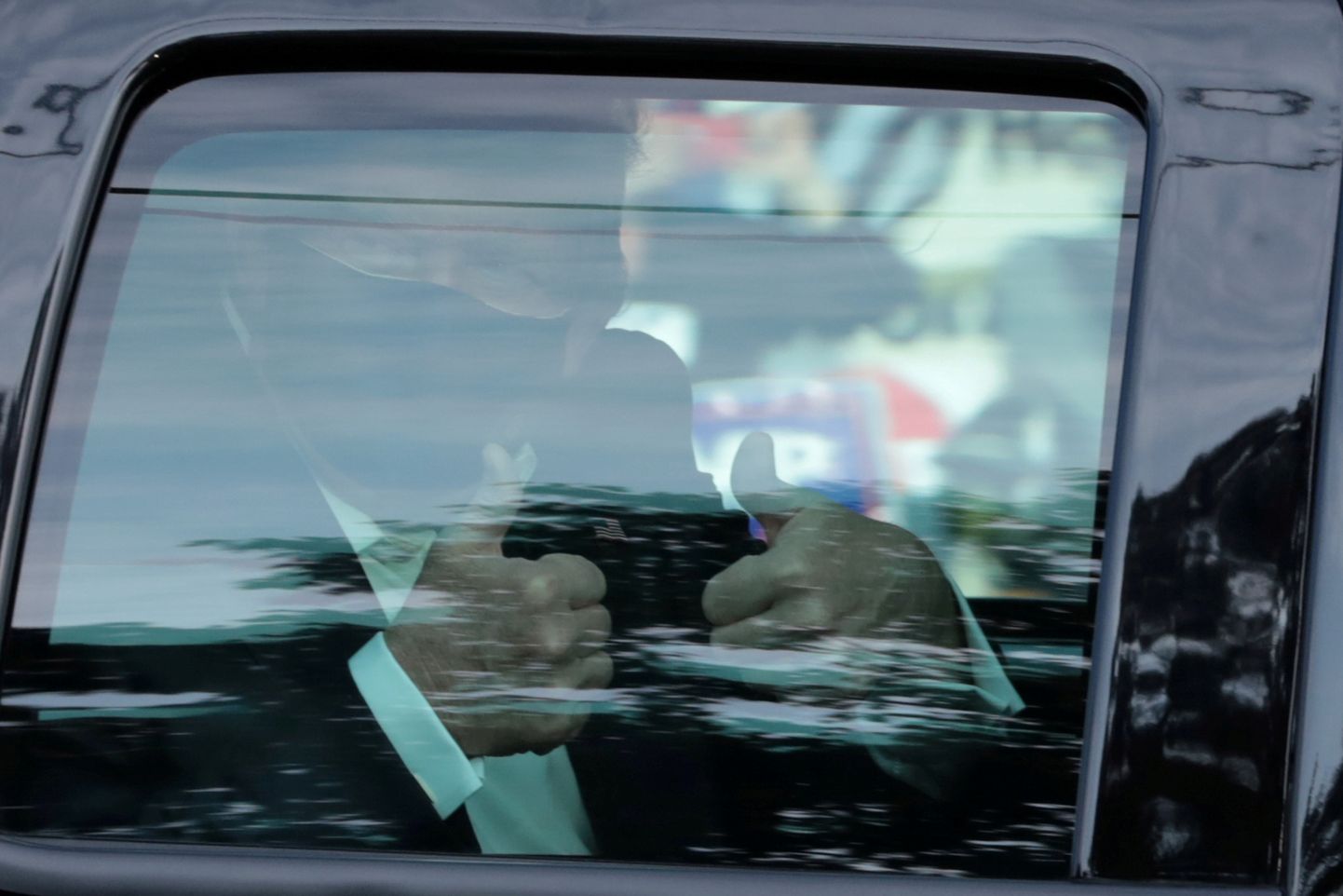 USA president Donald Trump žestikuleerimas autost Walter Reedi sõjaväehaigla juurde kogunenud toetajatele