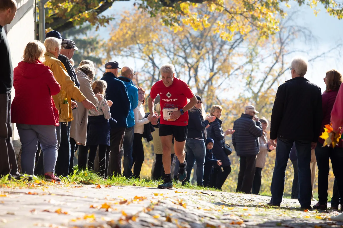 Enno Rohelpuu asub laupäeval Võhma kooli staadionil läbima oma 100. maratoni. Foto pärineb aastatetaguselt Viljandi linnajooksult.