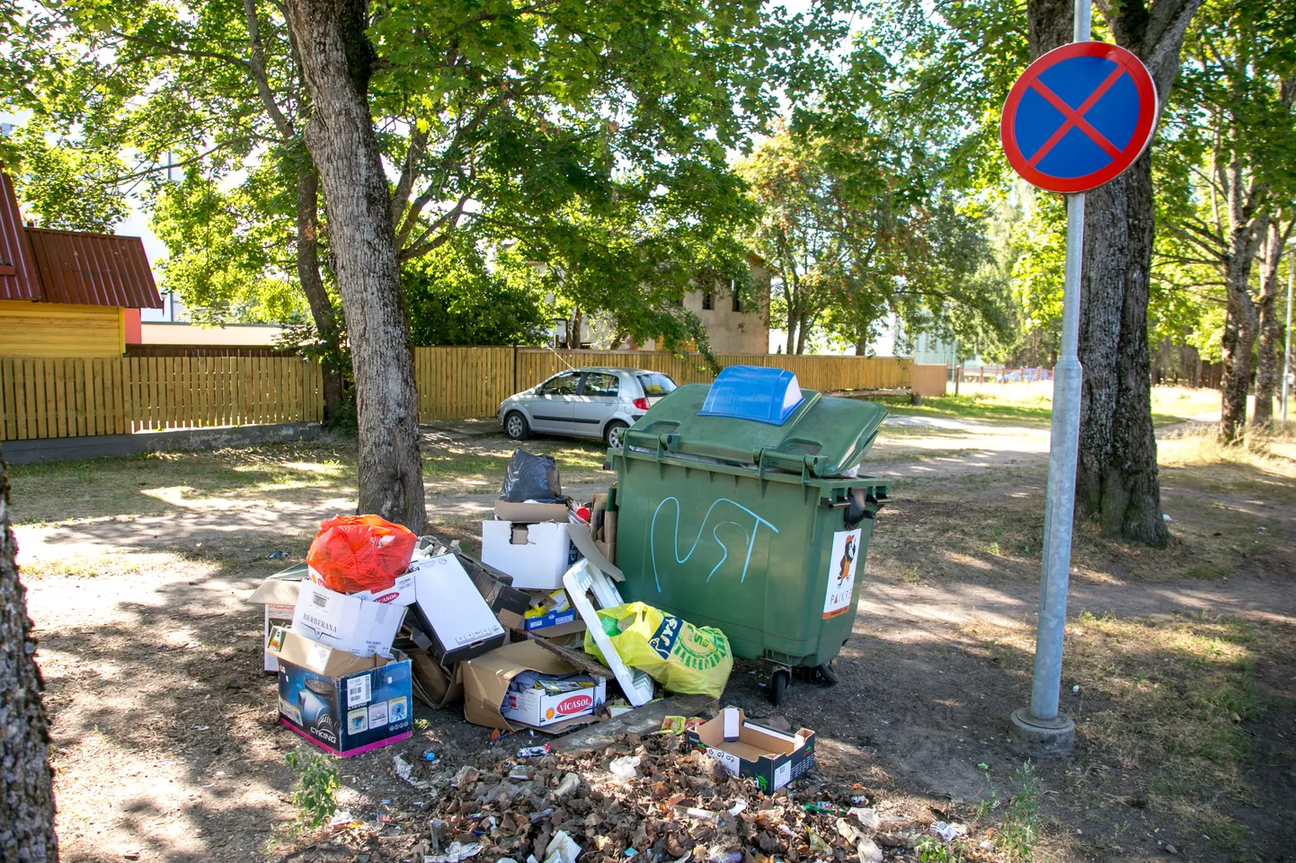 Karusselli ja Side tänava nurgal asuvad pakendikonteinerid kolitakse Oja tänava Comarketi juurde.