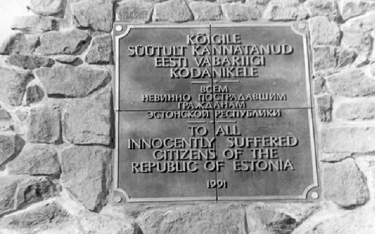 Norilski Memoriaalkompleksi keskel asuva püramiidi Eesti Vabariigi kodanikele pühendatud külg.