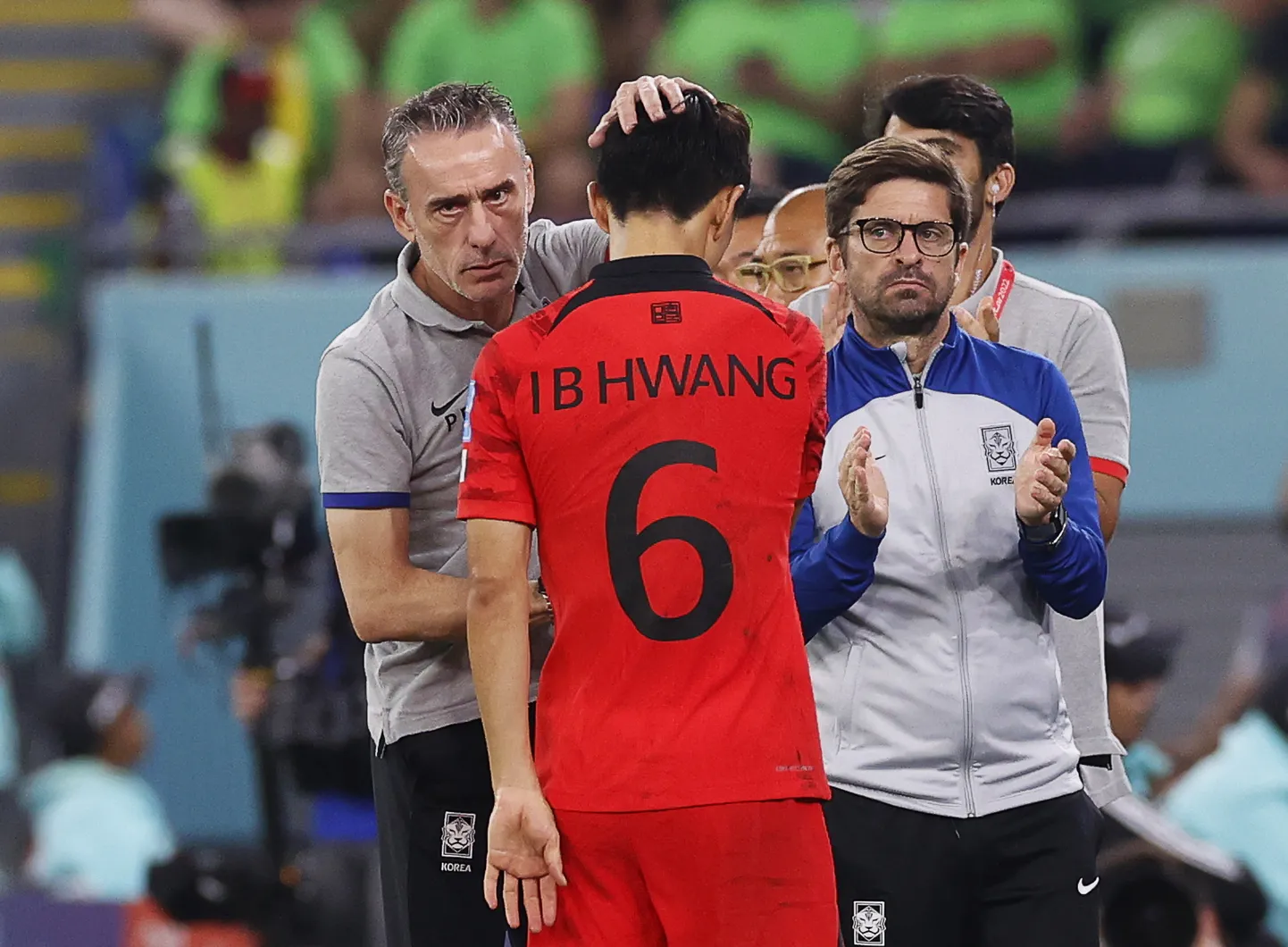 Lõuna-Korea koondise peatreener Paulo Bento (vasakul) tervitab väljakult lahkunud hoolealust Hwang In-beomi.