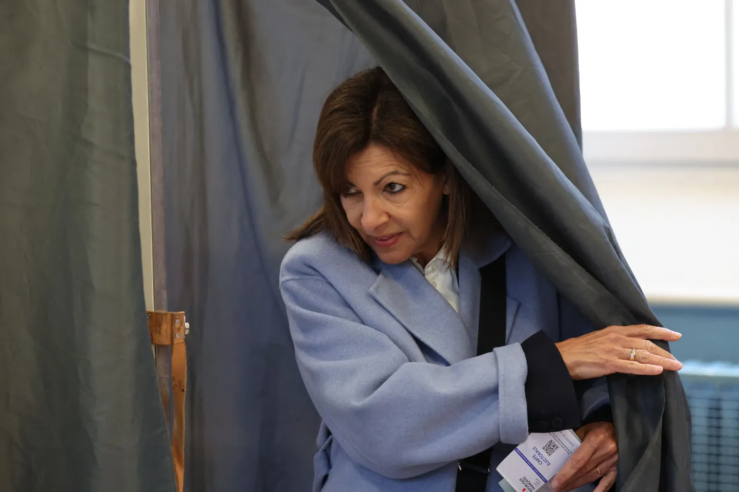 Sotsialistliku partei kandidaat, Pariisi linnapea Anne Hidalgo käis täna hommikul häält andmas. Esimeses voorus põrunud Hidalgo on palunud oma toetajatel praeguse presidendi Emmanuel Macroni poolt hääletada.