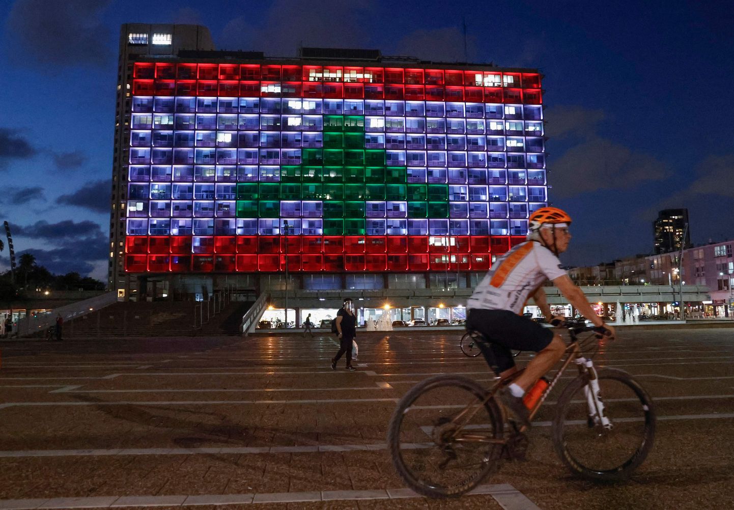 Tel Avivi linnavalitsuse hoone, mis toetusavaldusena Liibanoni lipuvärvidesse läiti.