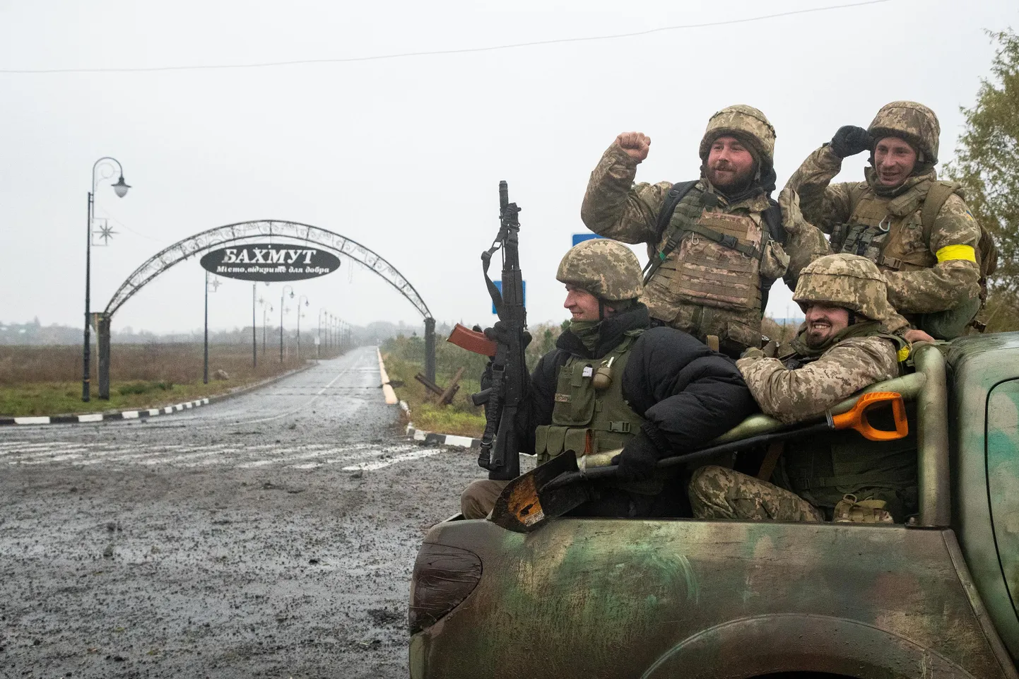 Bahmut, Ukraina. 17NOV22. Purustatud sild Bahmuti linnas. Hädapärase purde kaudu ületavad kohalikud elanikud jõge, et tuua endale vett, toiduaineid ja humanitaarabi. Samuti kasutavad seda purret Ukraina sõdurid, käimaks jõest kilomeetri kaugusel eesliinil lahingus. . Foto: Erik Prozes, Postimees.