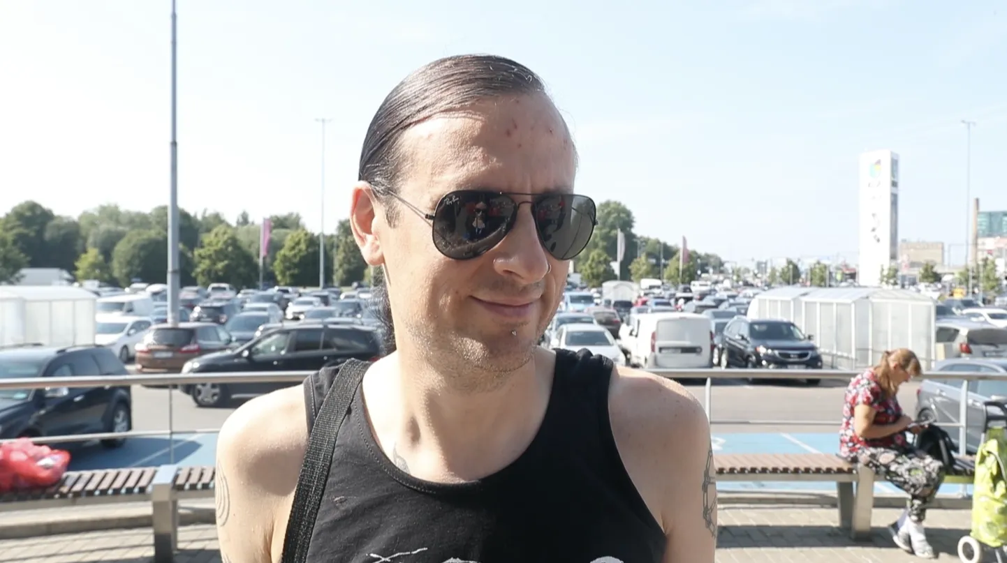 Õige tegu, aga seda oleks pidanud juba 30 aastat tagasi tegema. Kui Natsi-Saksamaa sümboleid ära võetakse, siis peaks kommunistlikud sümbolid samamoodi ära võtma. Miks peaks ühed monumendid olema olulisemad kui teised? Ma ei arva, et see päris rahulikult möödub, aga ei usu ka pronksiöö kordumist.