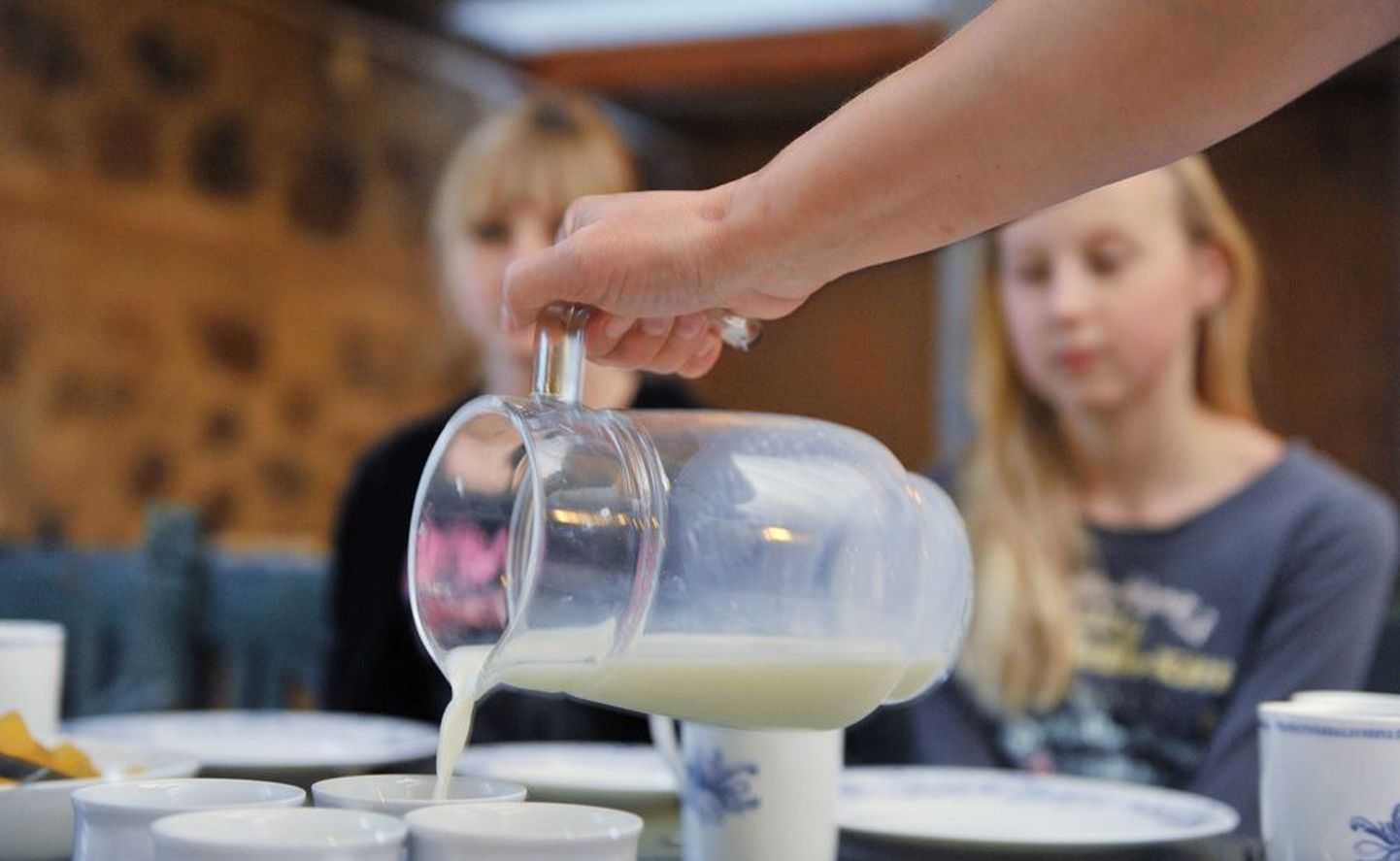 Albu põhikooli sööklas valatakse lastele söögivahetunniks piima klaasidesse.