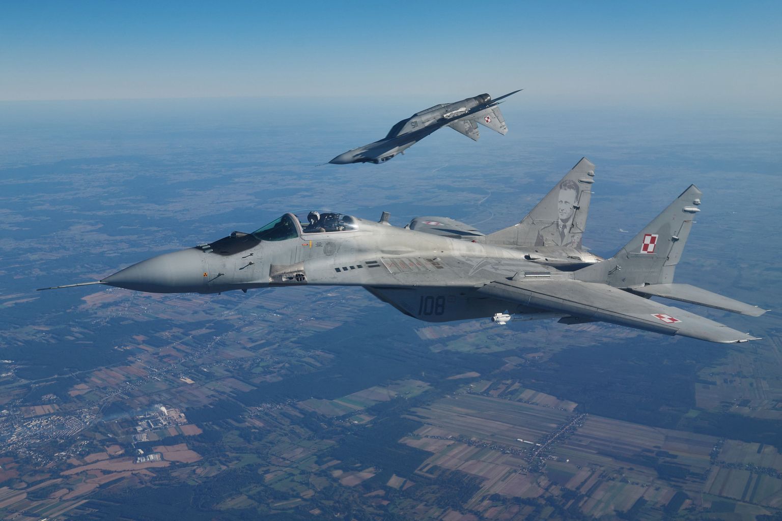 Kaks MiG-29 hävituslennukit Kesk-Poolas Laskis asuva lennubaasi lähedal.