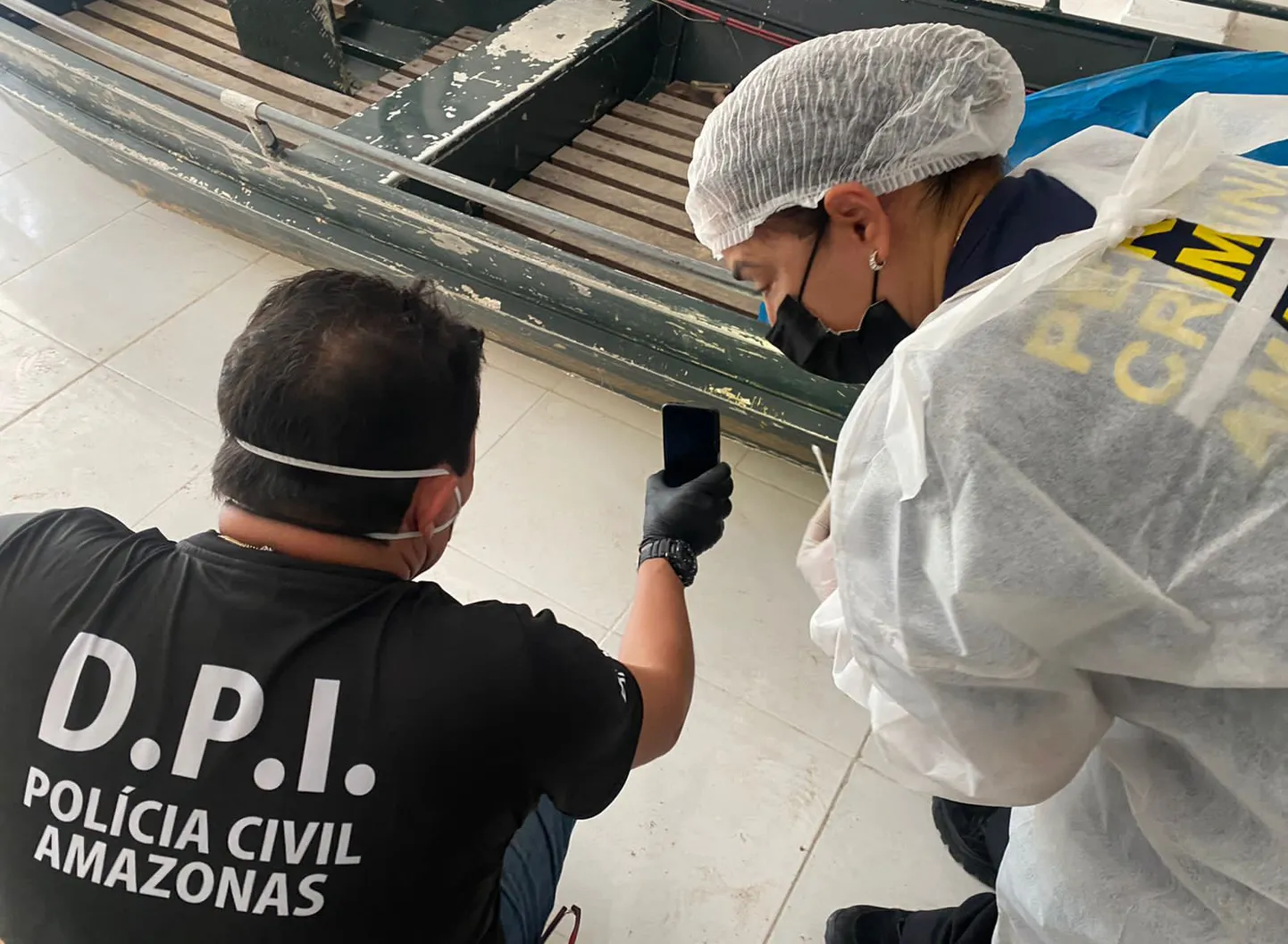 Brasiilia kriminalistid uurimas kaluripaati, millest leiti inimevere tilku. Paadi omanik Amarildo da Costa de Oliveira peeti kinni kahtlustatuna seotuses Briti ajakirjaniku Dom Phillipsi ja Brasiilia antropoloogi Bruno Pereira kadumisega
