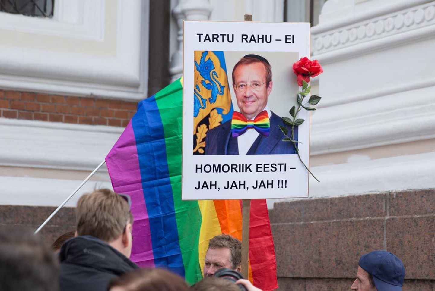 Sihtasutus (SA) Perekonna ja Traditsiooni Kaitseks korraldas Tallinnas riigikogu hoone ees meeleavalduse kooseluseaduse vastu.