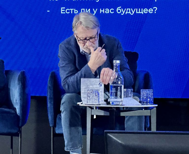 Политолог Дмитрий Орешкин под проклятым вопросом конференции.