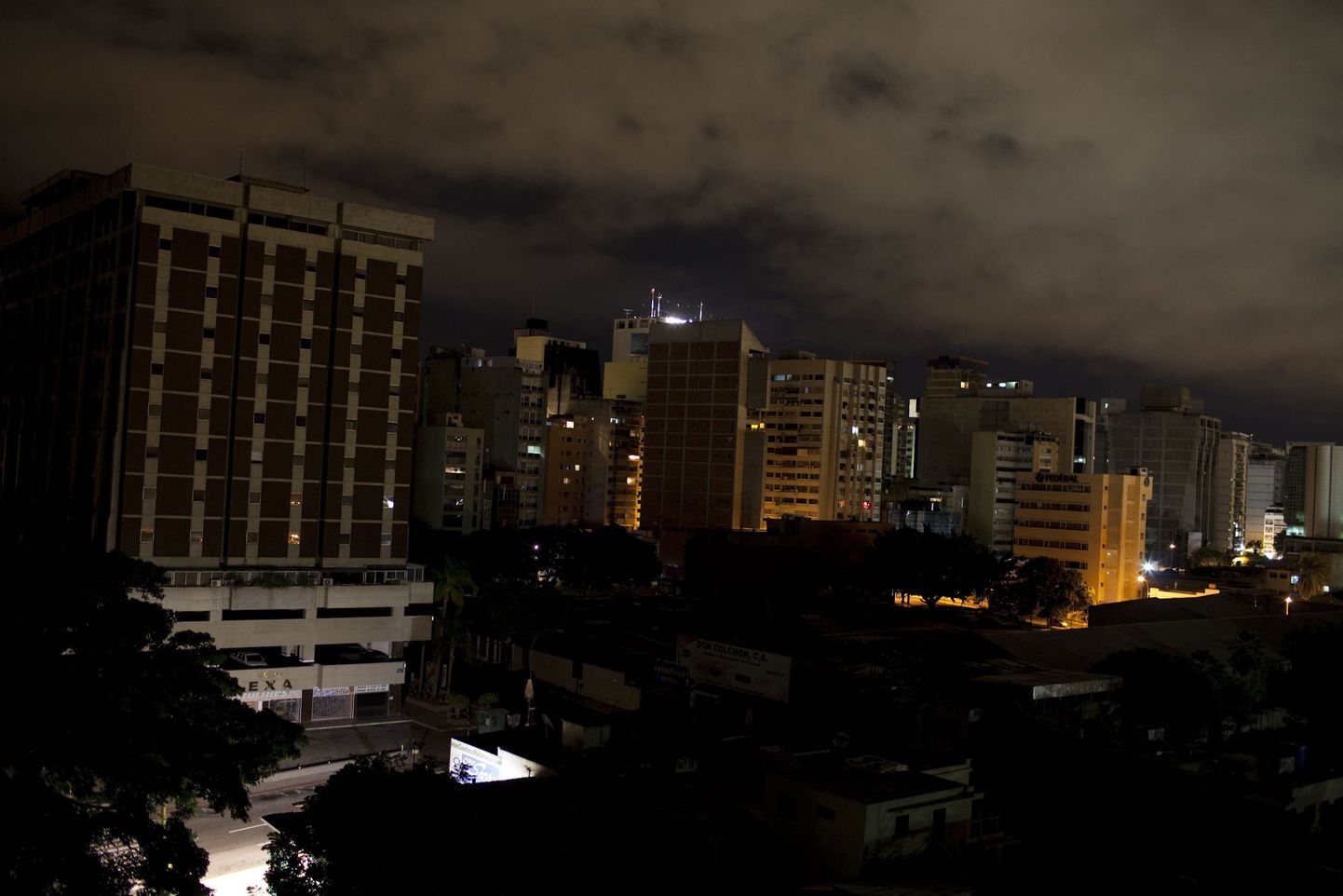 Venezuela pealinna Caracase osaline pimendamine öösiti on osa võimude säästuprogrammist.