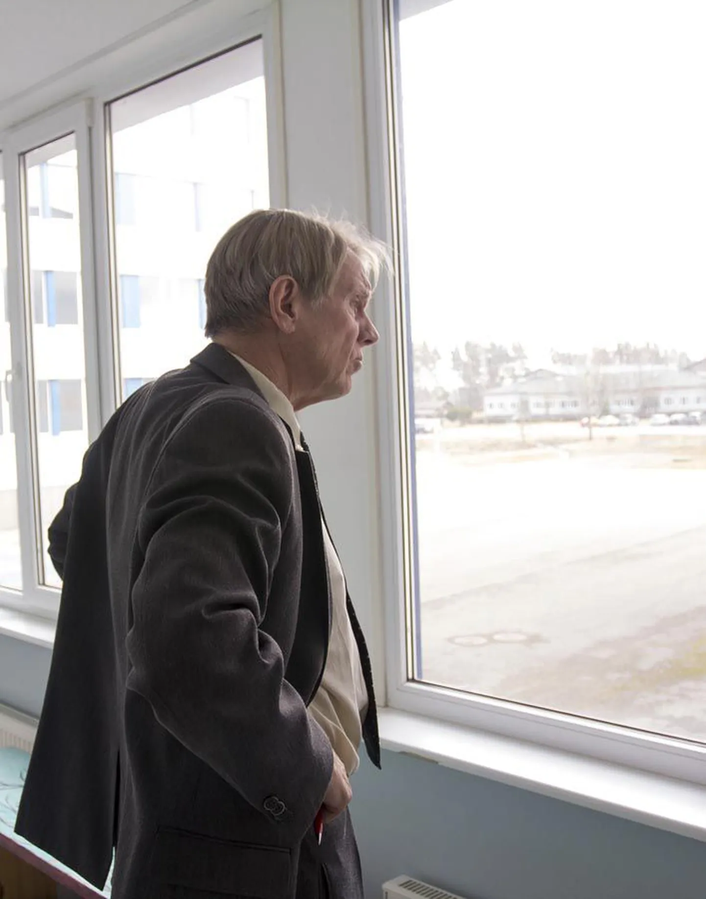 Hoolekogu soovib 19 aastat Jakobsoni kooli juhtinud Eero Järvekülje asemele uut direktorit. Linnapea koolijuhti vabastama ei tõtta, kuid otsuste tegemine seisab raekojas alles ees.