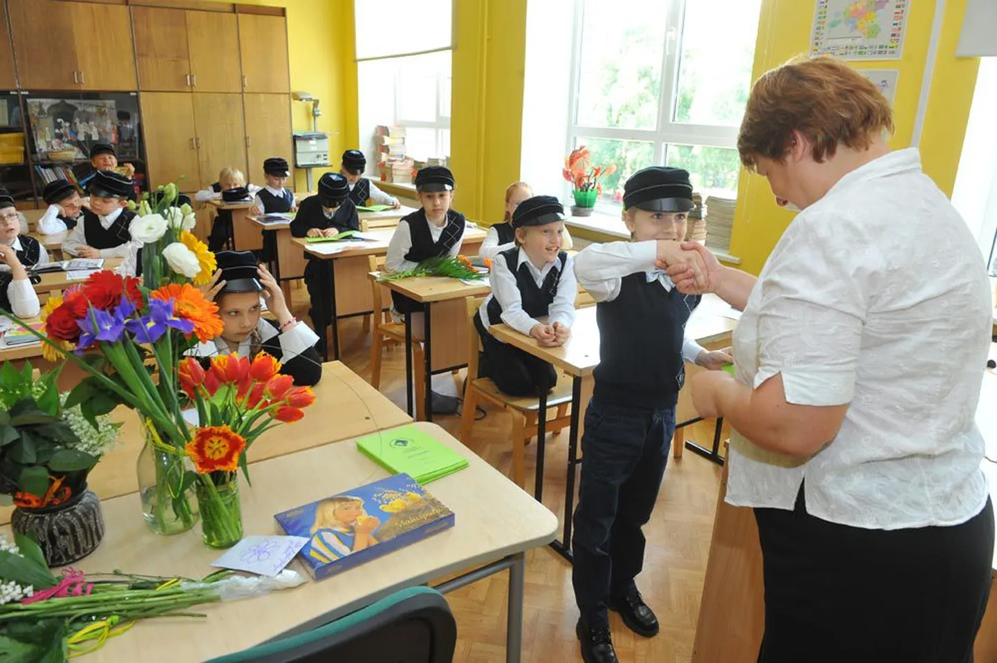 Kadrioru saksa gümnaasiumi 1A klassi lastele jagas tunnistused kätte klassijuhataja Ulrika Kuusk, tema töölauale lisandus aina lilli ja kommikarpe.