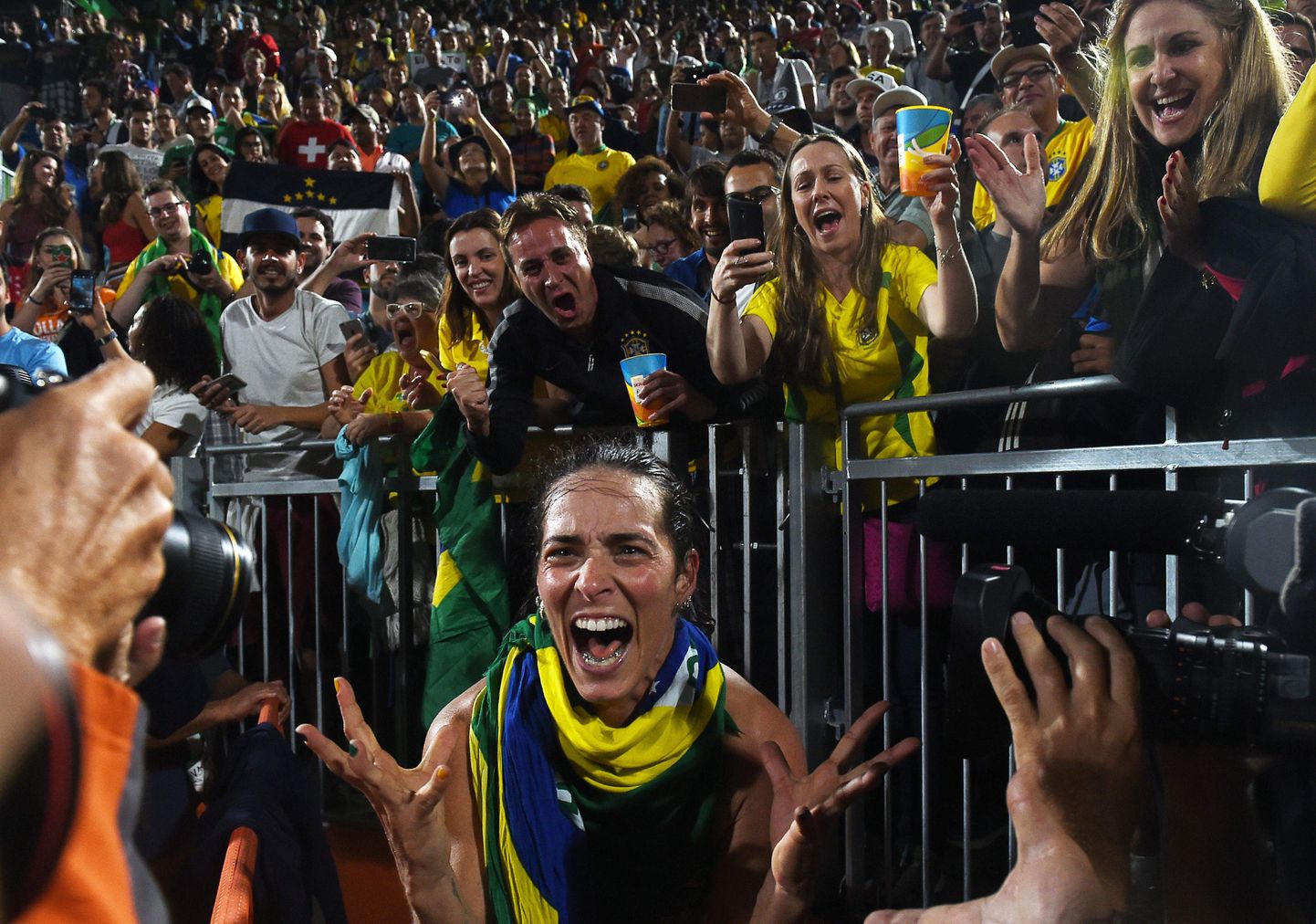 Brasiilia rananvõrkpallur Agatha fännide ees rõõmustamas. Äsja kindlustas ta koos Barbaraga koha Rio olümpia finaalis.