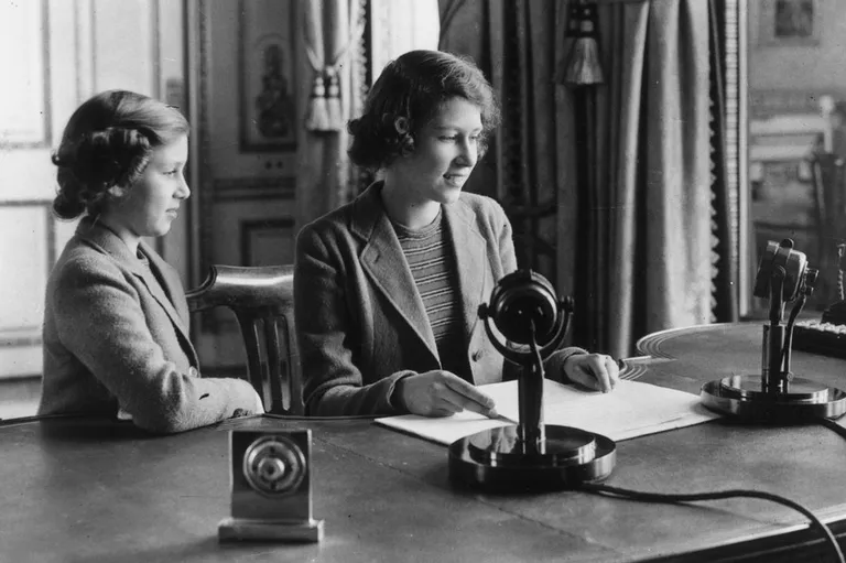 Принцесса Елизавета (справа) в сопровождении сестры Маргарет выступает с обращением к нации во время Второй мировой войны (1940 год)