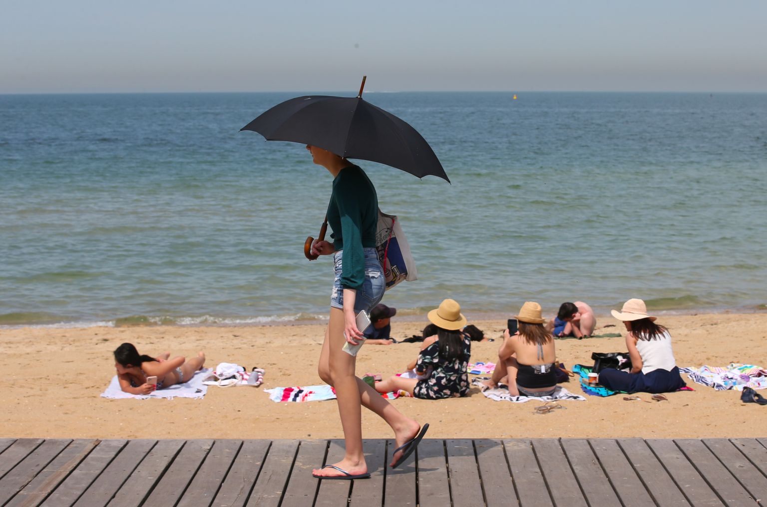 Austraallased otsivad kuumalainele leevendust rannas.
