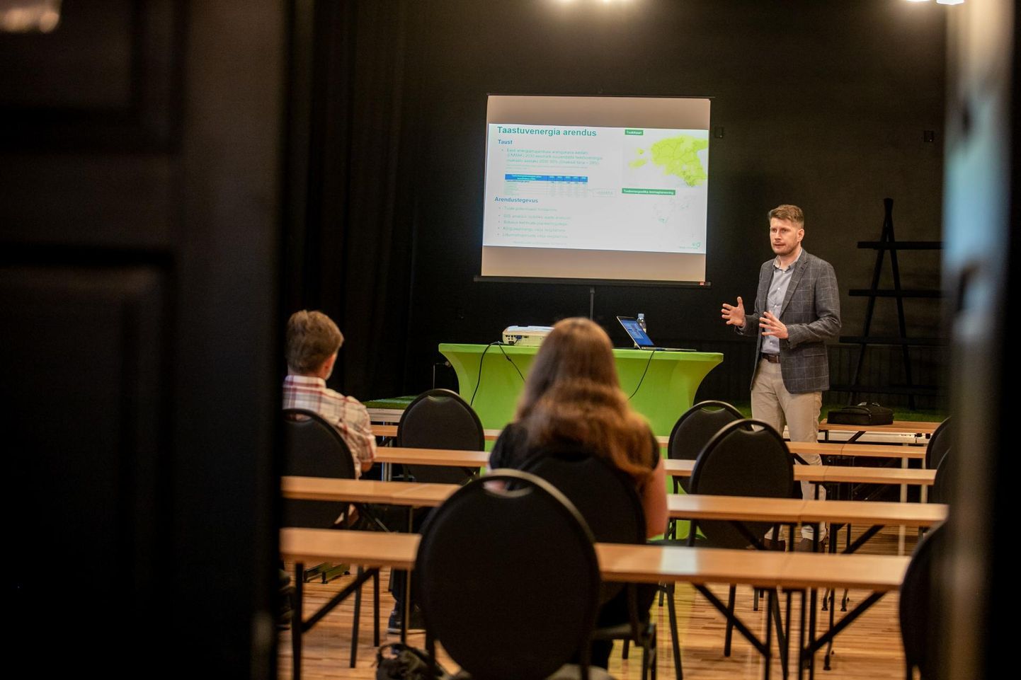 Eesti Energia taastuvenergia projektijuht Oliver Zereen tutvustas juuni keskel Tori rahvamajas tuugenite püstitamise plaane kohalikule rahvale.