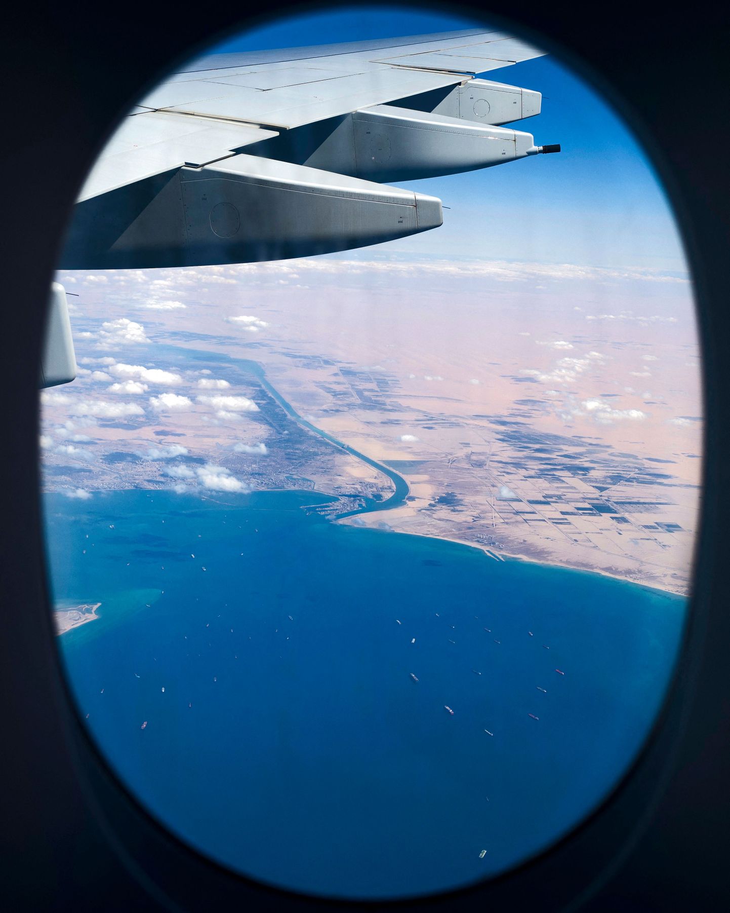 Aerofoto laevadest, mis ootasid veel mõned päevad tagasi Punase mere Suezi sadamalinna juures, et läbida Suessi kanal