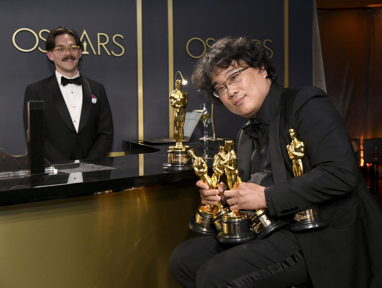 Režissöör ja stenarist Bong Joon-ho koos oma sületäie Oscaritega.