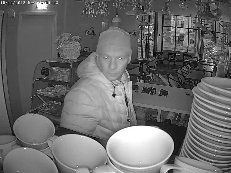 Забравшийся в кафе молодой человек попал на запись камеры видеонаблюдения.