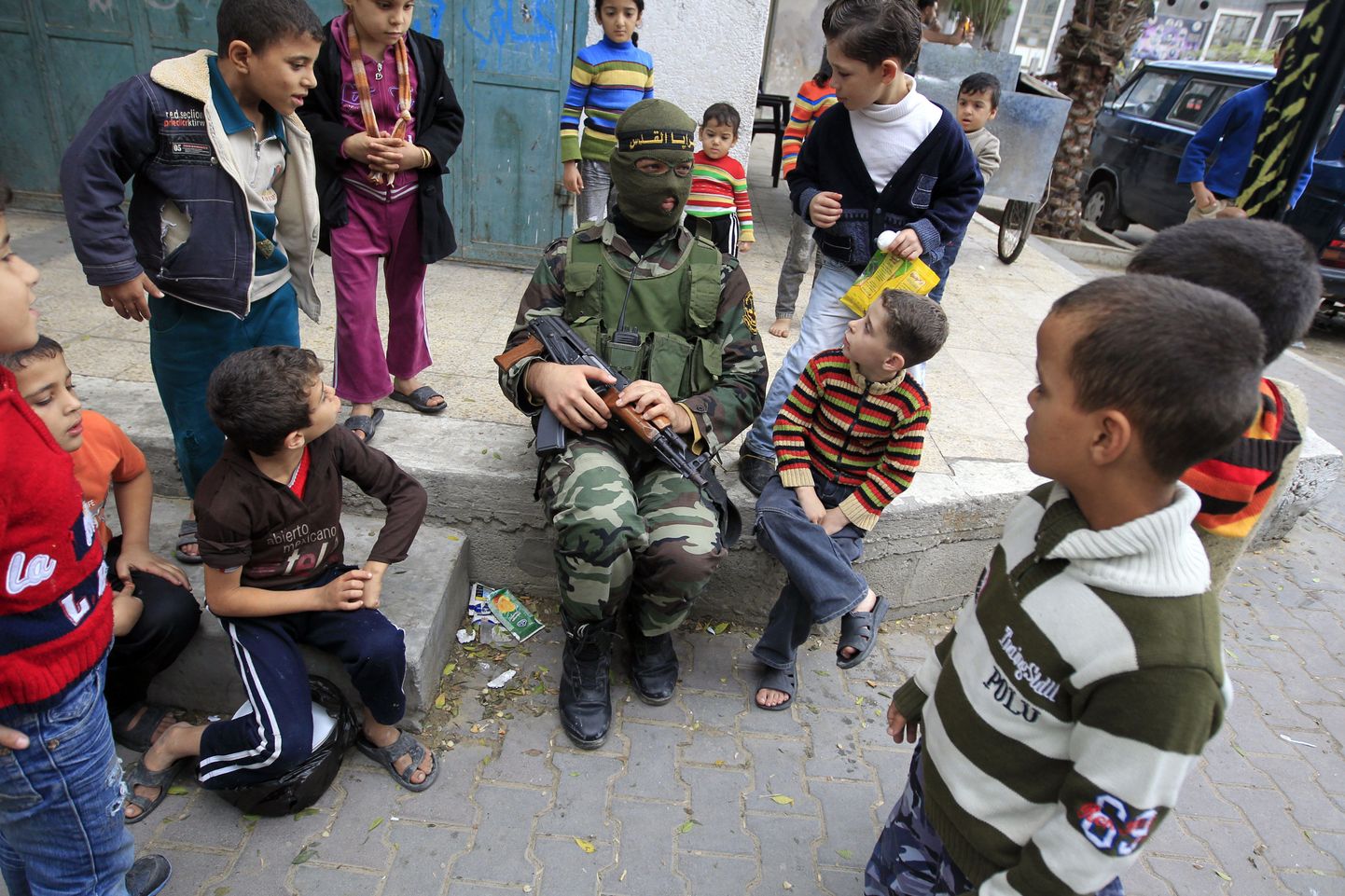 Palestiina lapsed Gaza sektoris vabadusvõitleja ümber.