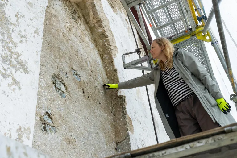 Haljala kiriku fassaaditööde käigus avastas tähelepanelik töömees kooriruumi idaseina petikaknalt lahtist värvi eemaldades krohvi sisse tõmmatud jooned.