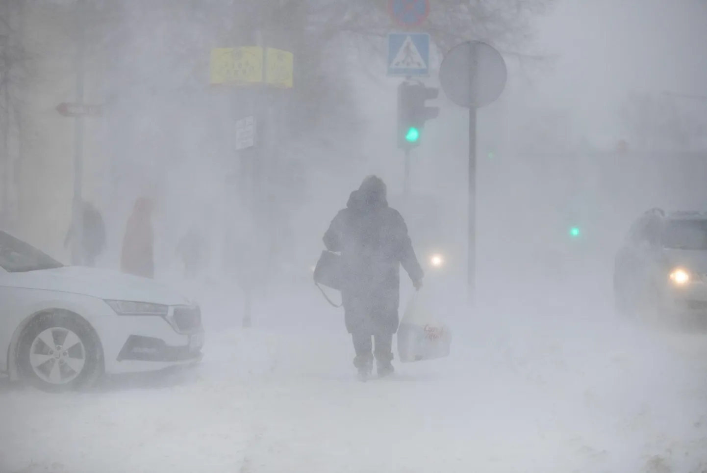 Rakveres on maha sadanud väga suur lumehulk ja teede korrashoid pole lihtne, kinnitab linnavalitsus.