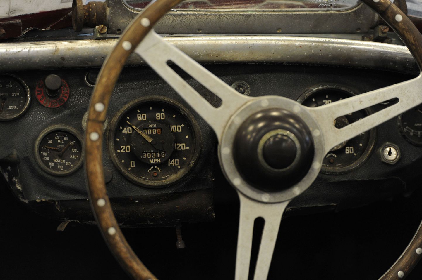 Vana võidusõiduauto armatuur. Videos oleva avarii teinud auto vanus oli pildil olevast 30 aastat kõrgem
