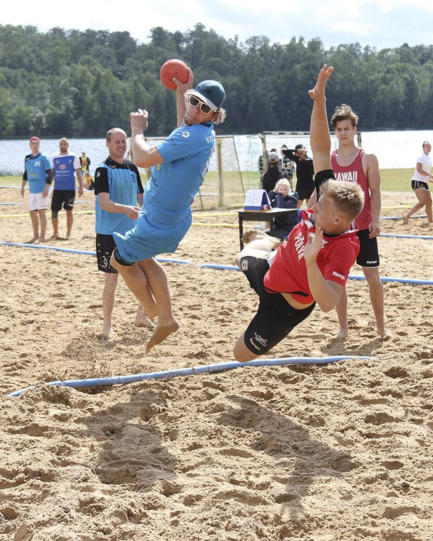 Laupäeval tegi Viljandis rannakäsipalli Eesti meistrivõistluste viimasel etapil eri võistlusgruppides kaasa enam kui 40 võistkonda. Meeste turniiril õnnestus viljandlastel võit koju jätta. Pildil on viskel võitnud meeskonna liige Madis Parik.