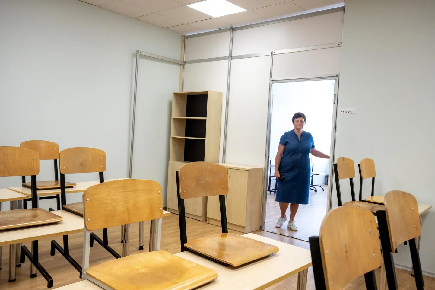 Raeküla kooli haldusjuht Marje Haljasmets näitas ajutisi klassiruume. Suured ruumid Aide ärihoones on jaotatud klassideks ajutiste vaheseintega.