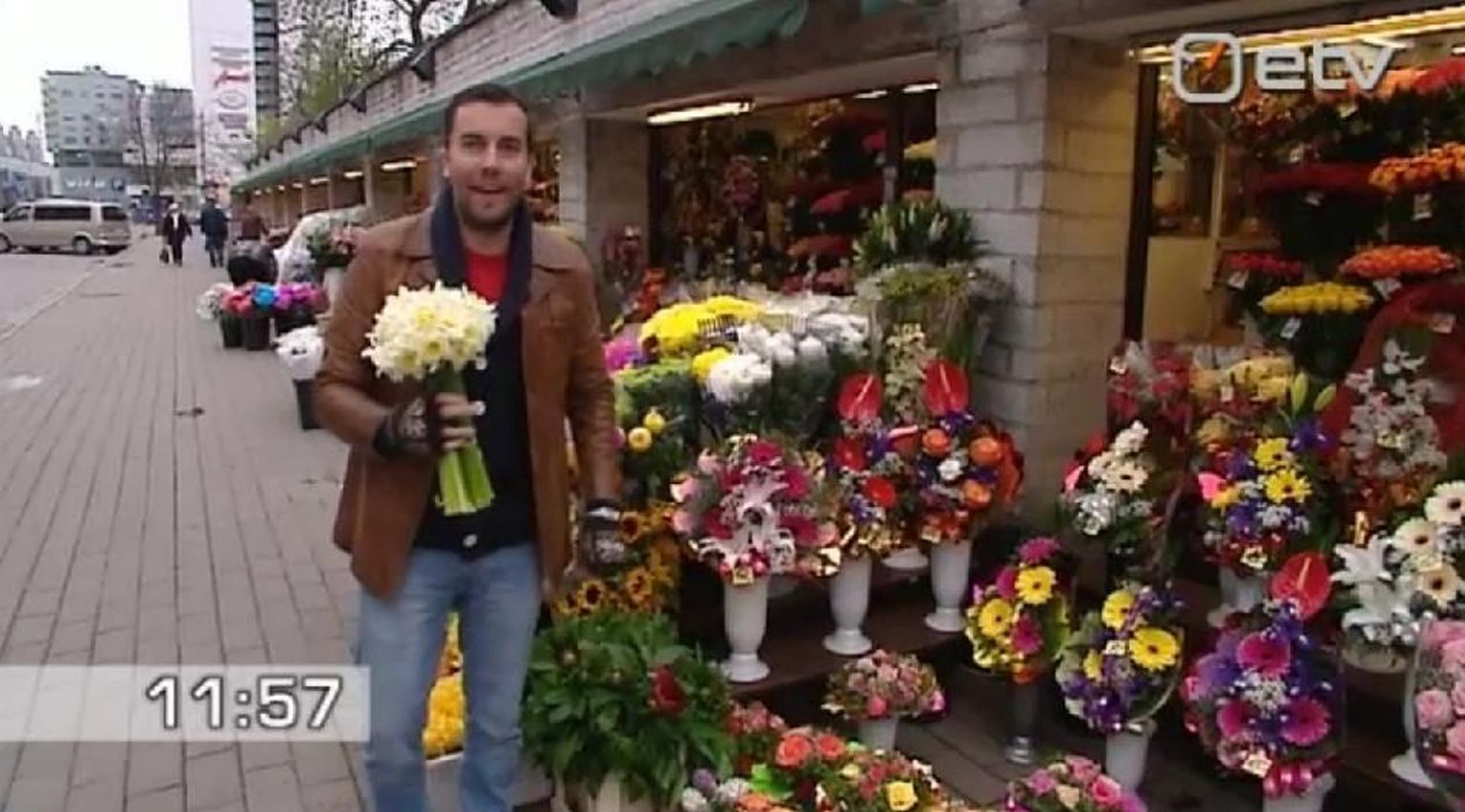 «Pealtnägija» saatejuht on koos lilledega jõudnud Viru tänava lillemüüjateni.
