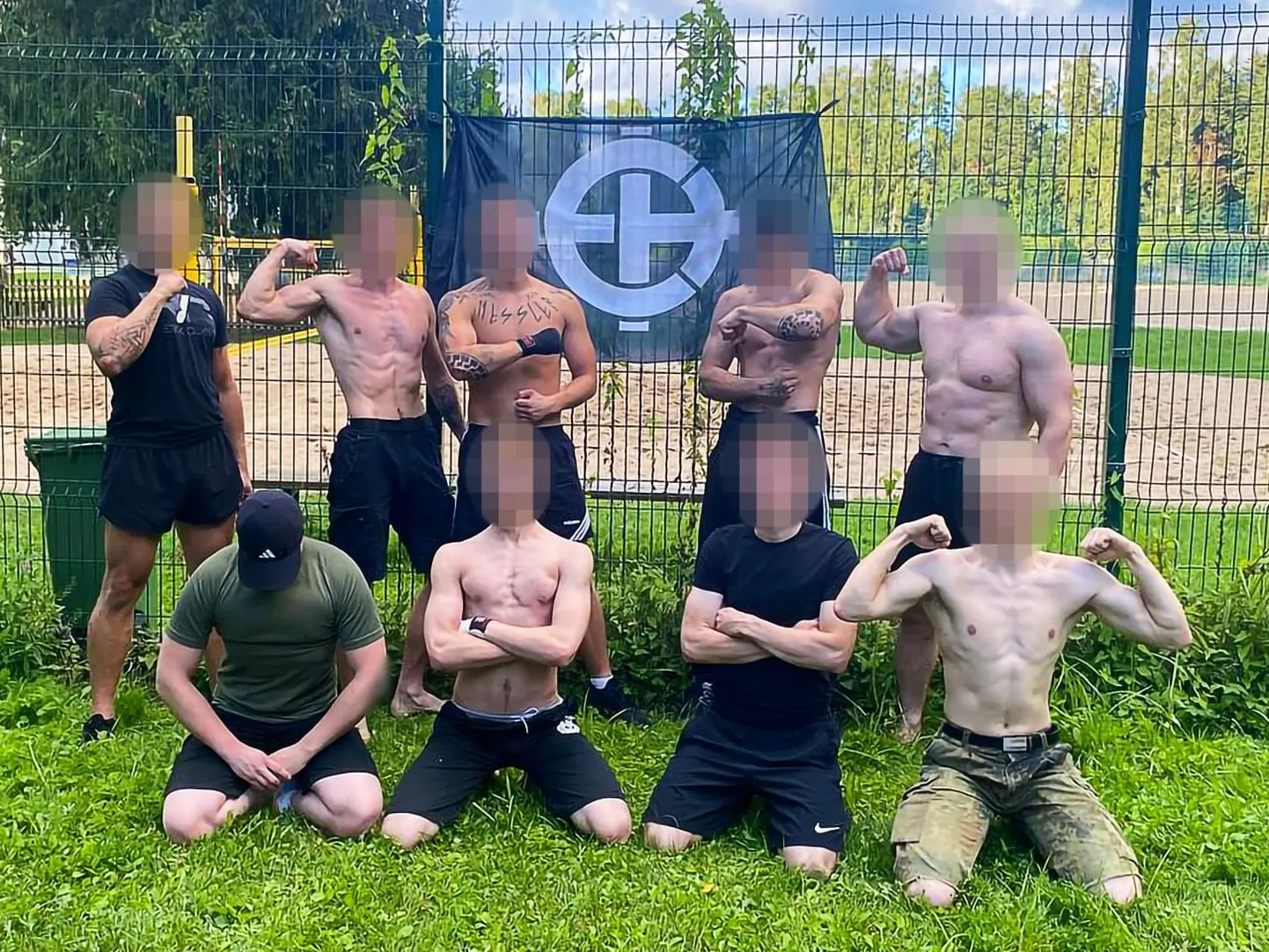 Россиянин Максим Широков (крайний справа во втором ряду), депортированный из Эстонии весной 2025 года, позирует на фото вместе со своими эстонскими единомышленниками, август 2024 года.